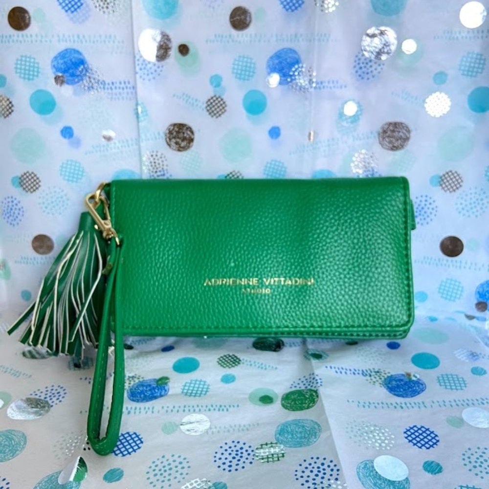 ADRIENNE VITTADINI WRISTLET IN GREEN